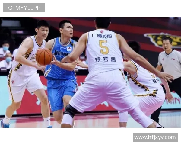 广厦队与吉林队激战正酣篮球赛精彩瞬间回顾与分析